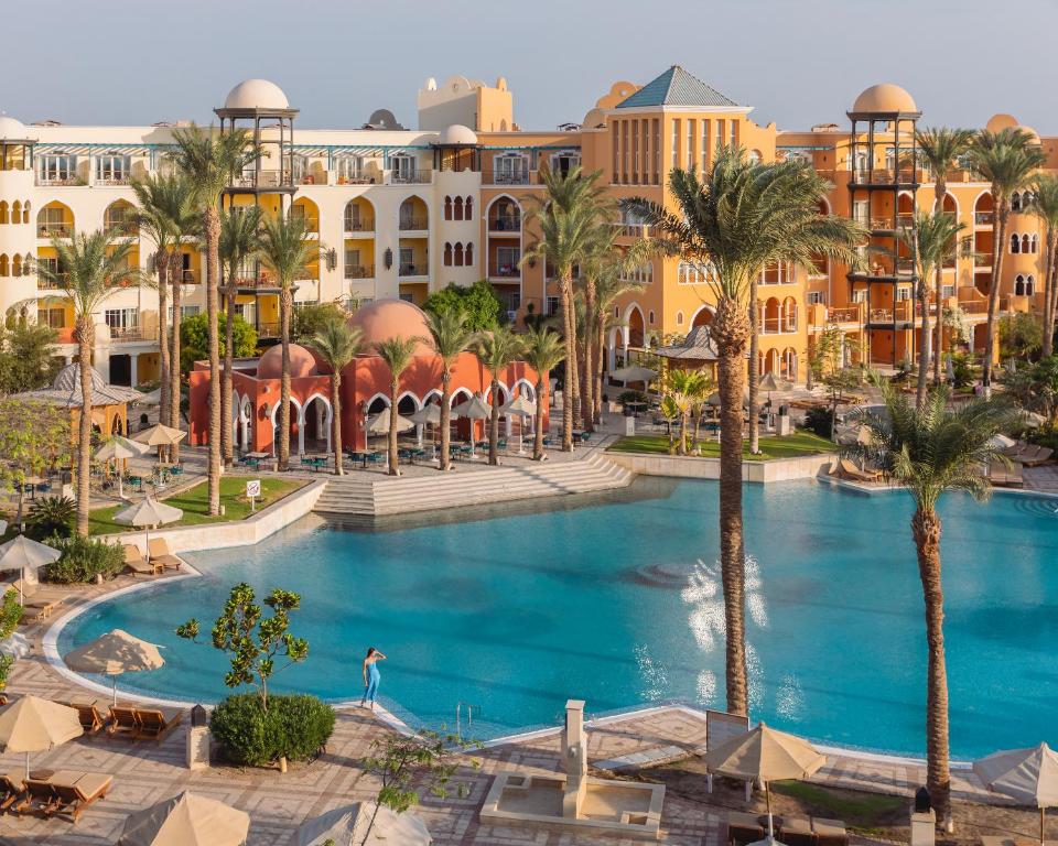 eine Aussicht über den Pool des Resorts mit Palmen und Gebäuden in der Unterkunft The Grand Resort in Hurghada