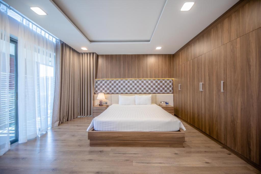 Postel nebo postele na pokoji v ubytování Nha Trang Oceanfront Luxury Villa Anh Nguyen