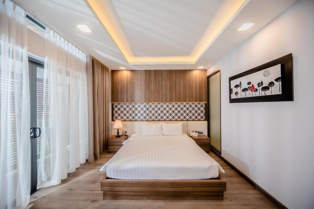 Postel nebo postele na pokoji v ubytování Nha Trang Oceanfront Luxury Villa Anh Nguyen
