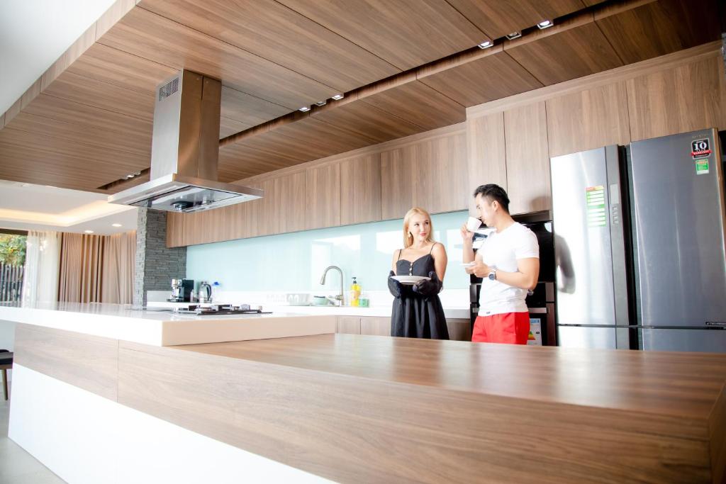 Kuchyň nebo kuchyňský kout v ubytování Nha Trang Oceanfront Luxury Villa Anh Nguyen