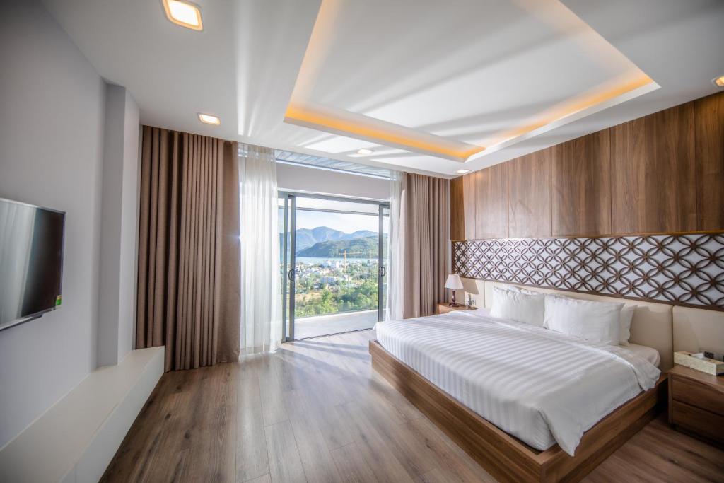 Postel nebo postele na pokoji v ubytování Nha Trang Oceanfront Luxury Villa Anh Nguyen
