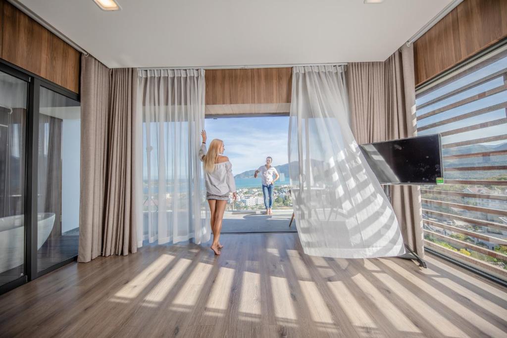 TV a/nebo společenská místnost v ubytování Nha Trang Oceanfront Luxury Villa Anh Nguyen