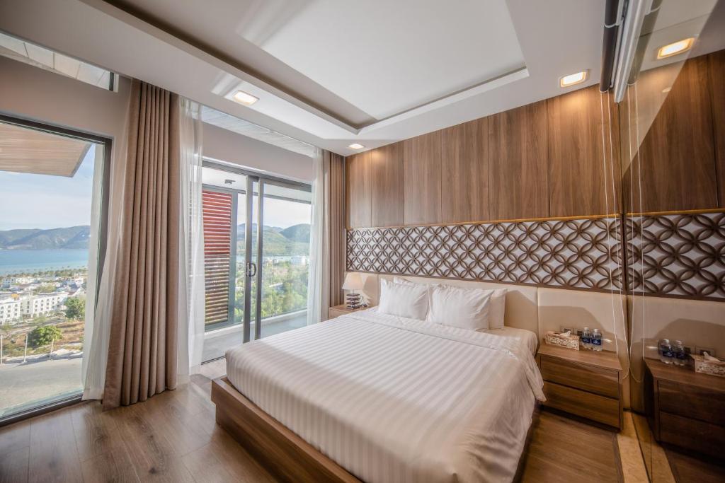 Postel nebo postele na pokoji v ubytování Nha Trang Oceanfront Luxury Villa Anh Nguyen