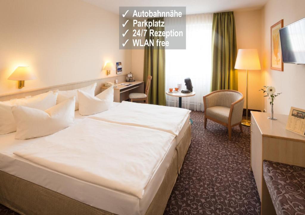 ケムニッツにあるAMBER HOTEL Chemnitz Parkの白い大型ベッドが備わる客室です。