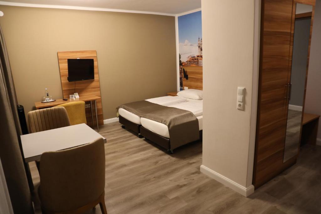 Postel nebo postele na pokoji v ubytování Hotel Schlangenbader Hof