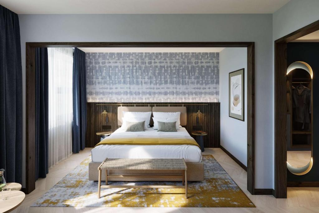 霍根的住宿－The Yarn，一间卧室设有一张大床和一个大窗户