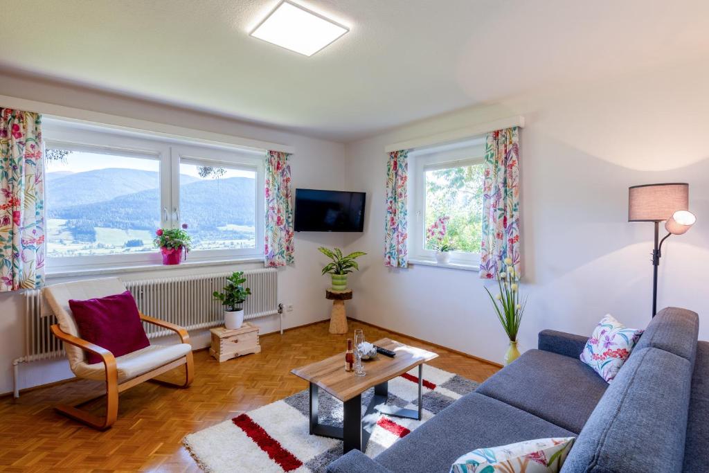 ein Wohnzimmer mit 2 Sofas und einem Tisch in der Unterkunft Appartement Annis Murtalblick in Sankt Margarethen im Lungau