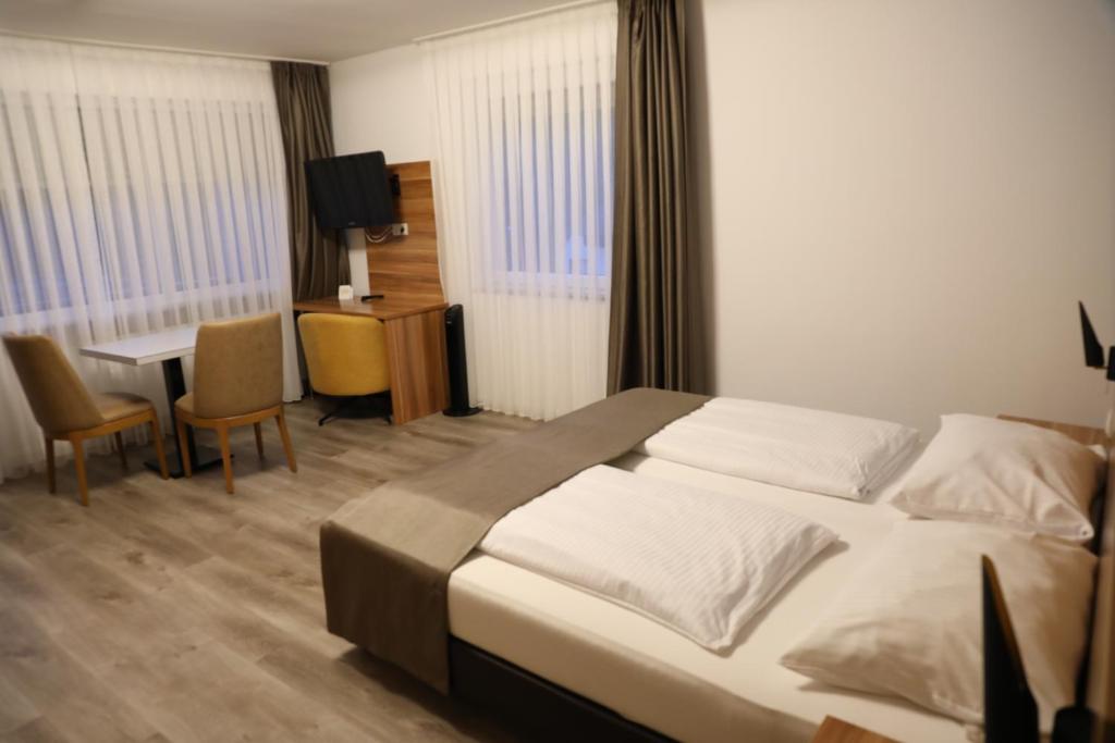 Postel nebo postele na pokoji v ubytování Hotel Schlangenbader Hof