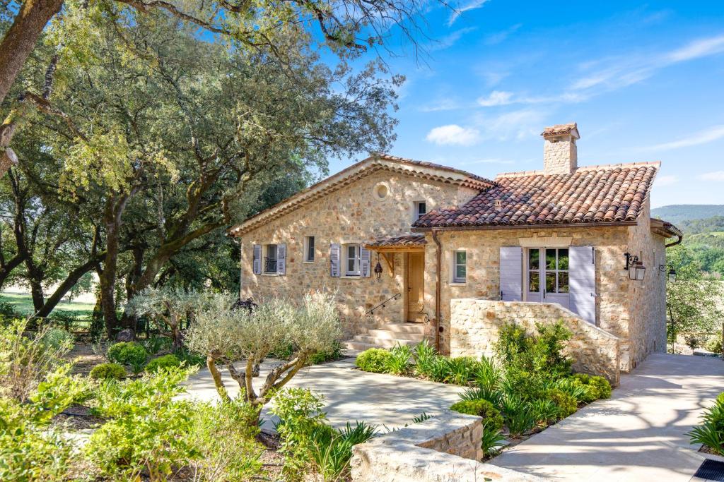 une maison en pierre avec un toit en carrelage dans l'établissement Villa Pivoine - Château La Martinette, à Lorgues