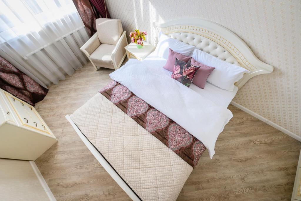 una vista aérea de una cama en una habitación en КАК Дома - квартира на 6 человек, en Almaty