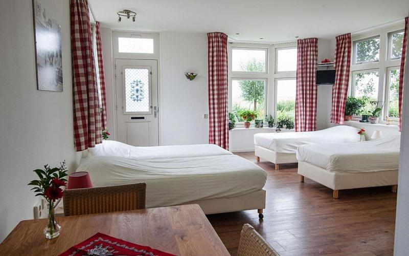Postel nebo postele na pokoji v ubytování Farm Overleekerhoeve