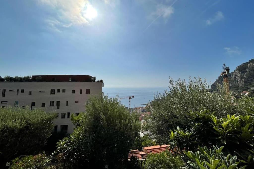 - une vue sur un bâtiment avec l'océan en arrière-plan dans l'établissement Les Jardins de Monaco vue mer et piscine, à Saint-Antoine
