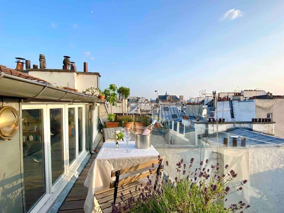 d'un balcon avec une table et une vue sur le port. dans l'établissement Penthouse with Terrasse and view on Eiffel tower, à Paris