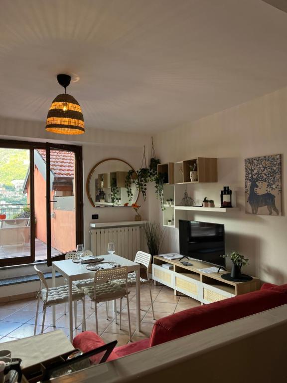 TV a/nebo společenská místnost v ubytování Casa Giulietta Torno with lake view terrace