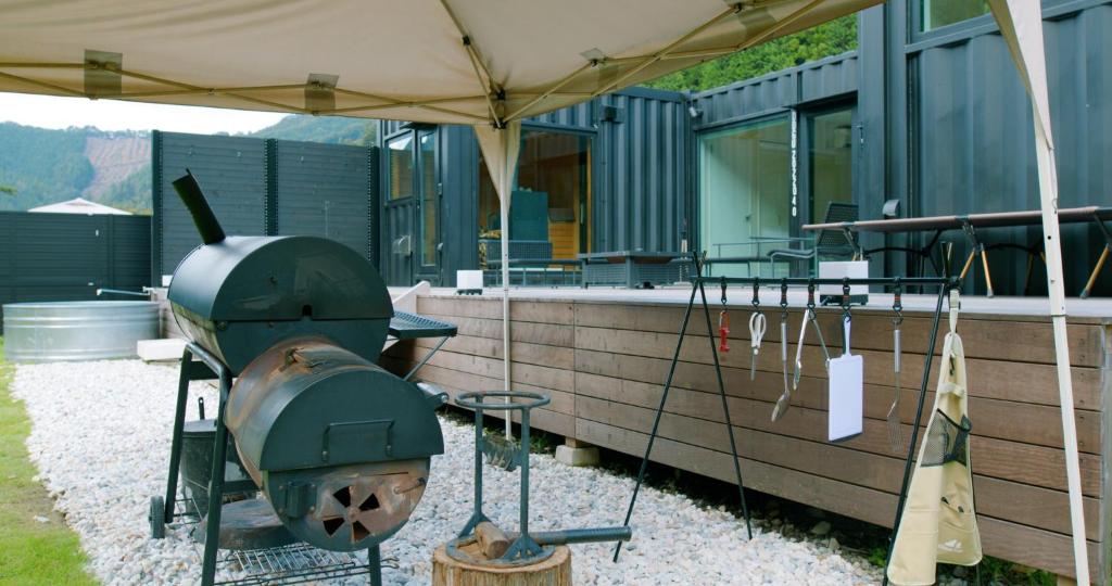 Gril dostupný pro hosty v hotelu