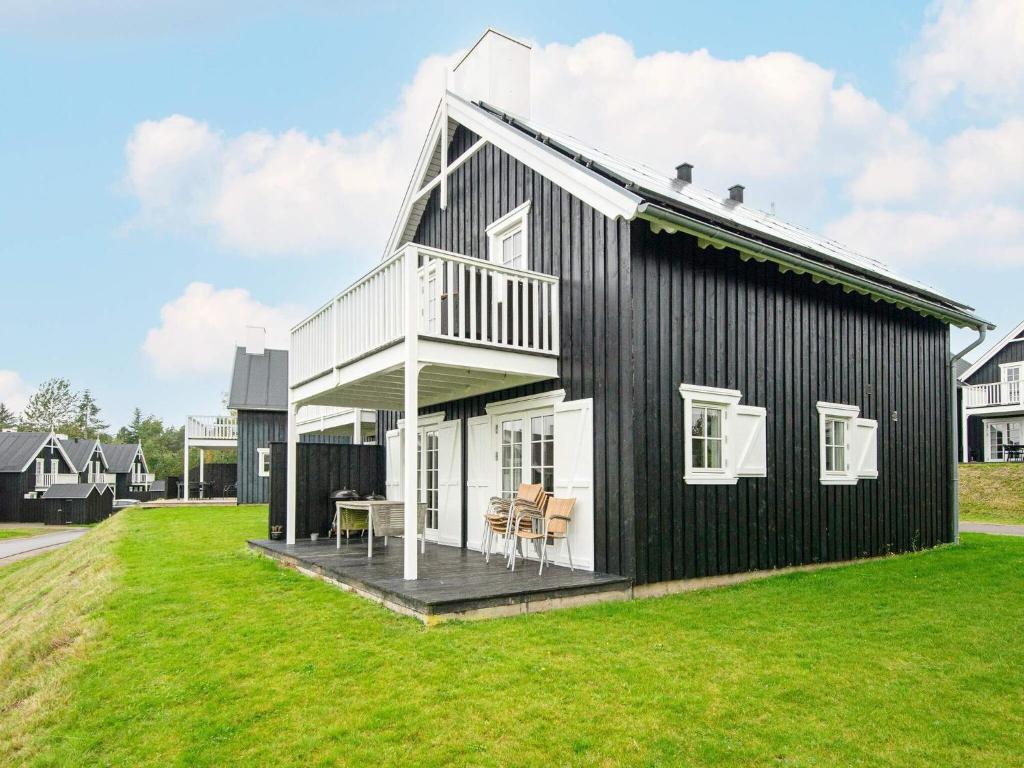 Casa en blanco y negro con terraza en 8 person holiday home in Gjern, en Gjern