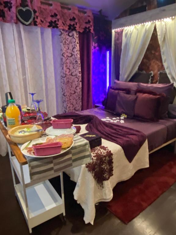 Un dormitorio con una cama y una mesa con comida. en SUITE spa accès autonome, en Beaucaire