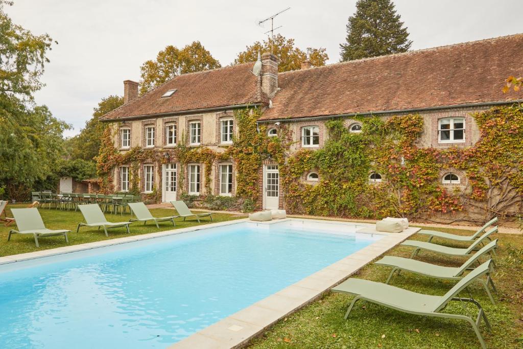 a swimming pool in front of a house at Magnifique maison proche de Paris, La Prairie by Oasis House in Égreville