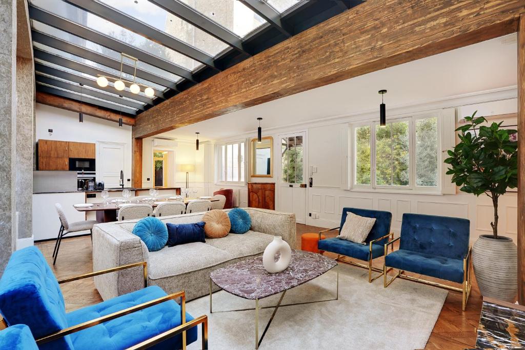 un salon avec un canapé et des chaises dans l'établissement Exceptional apartment - 3BR-8P - Pantheon, à Paris