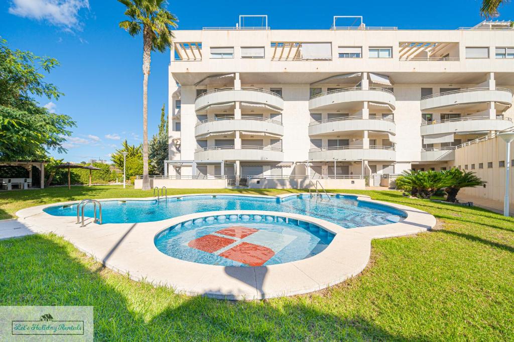 um edifício com piscina em frente a um edifício em Luxury 2 Bed 2 Bath Apartment with pool em El Campello