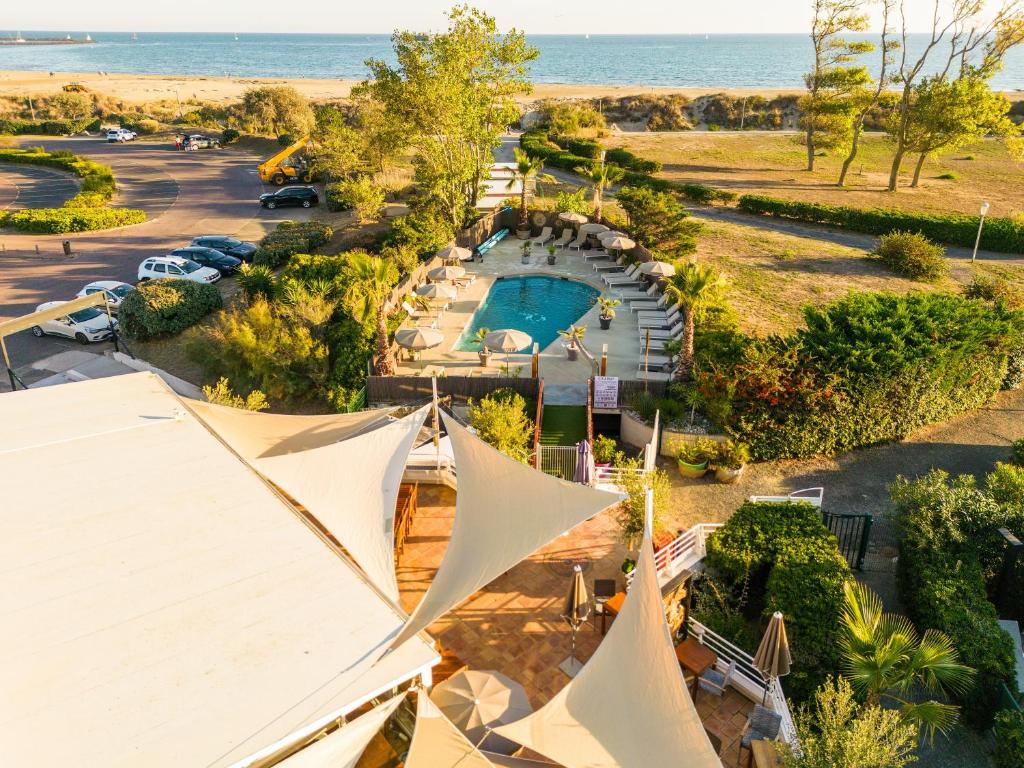 una vista aérea de un complejo con piscina en CAPAO Beach Hôtel, en Cap d'Agde