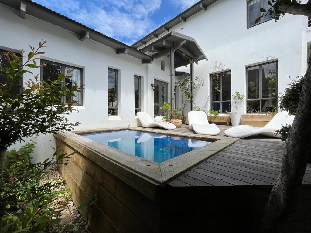 una casa con piscina en el patio trasero en Baha Sanctuary House - 3 Bedroom House with Pool, en Plettenberg Bay