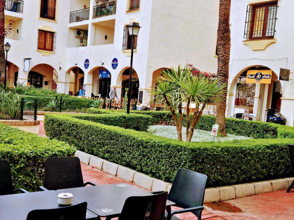 Vonkajšia záhrada v ubytovaní Duquesa Suites - superb Sea views & overlooking pool