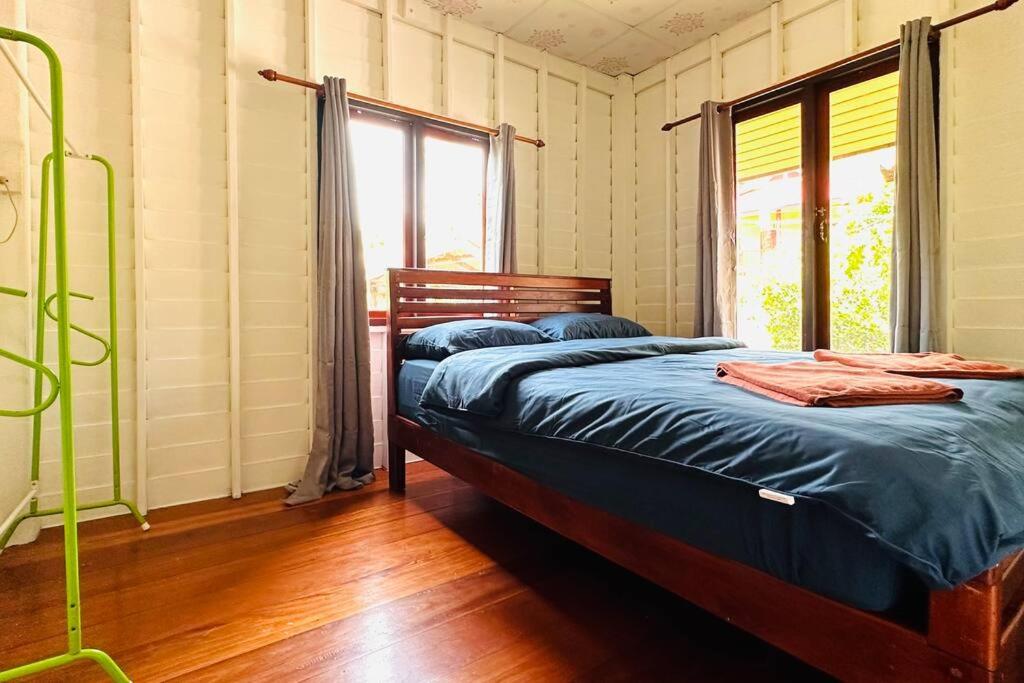 een slaapkamer met 2 bedden en een raam bij Lamsai AC Sea House in Ko Yao Noi