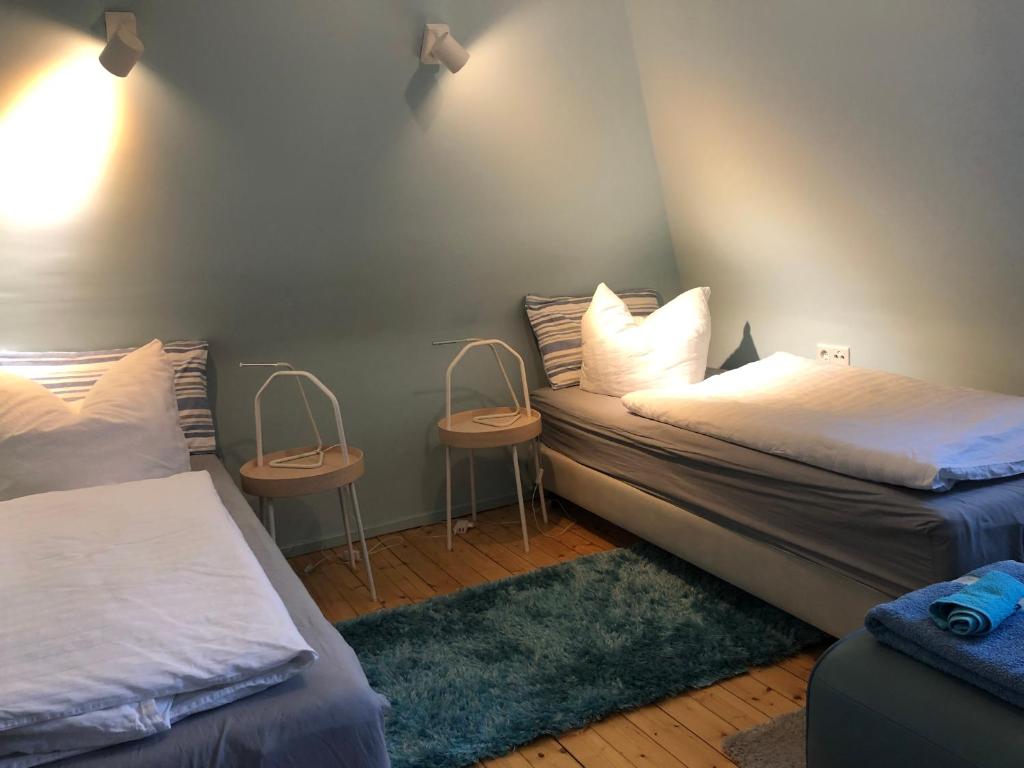 Postel nebo postele na pokoji v ubytování Blaues Zimmer mit grossem Balkon, Bad ist ein Traum, 50 Schritte zum Radweg am Main, Weinfest besuchen