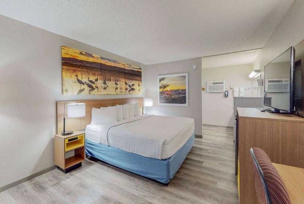 Days Inn by Wyndham Socorro photo