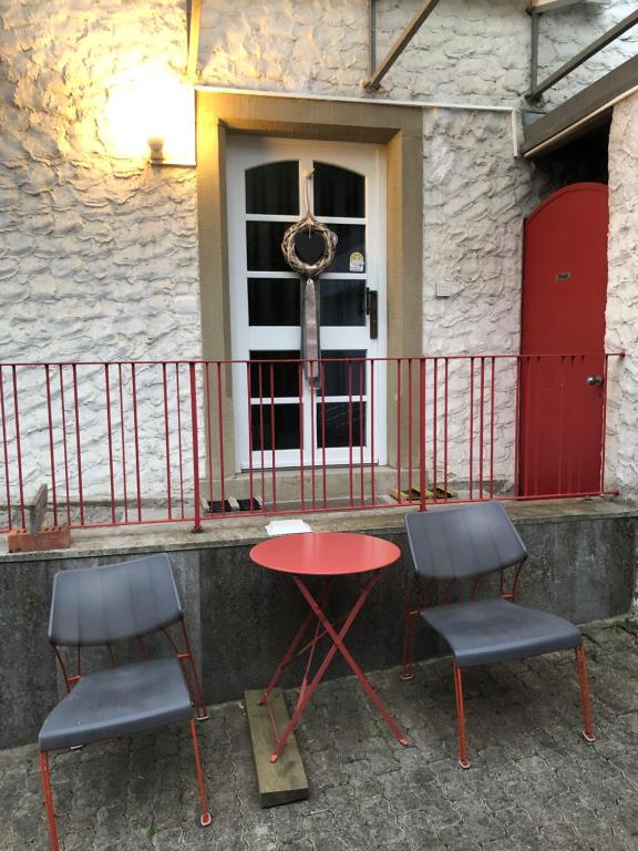Balkón nebo terasa v ubytování Blaues Zimmer mit grossem Balkon, Bad ist ein Traum, 50 Schritte zum Radweg am Main, Weinfest besuchen