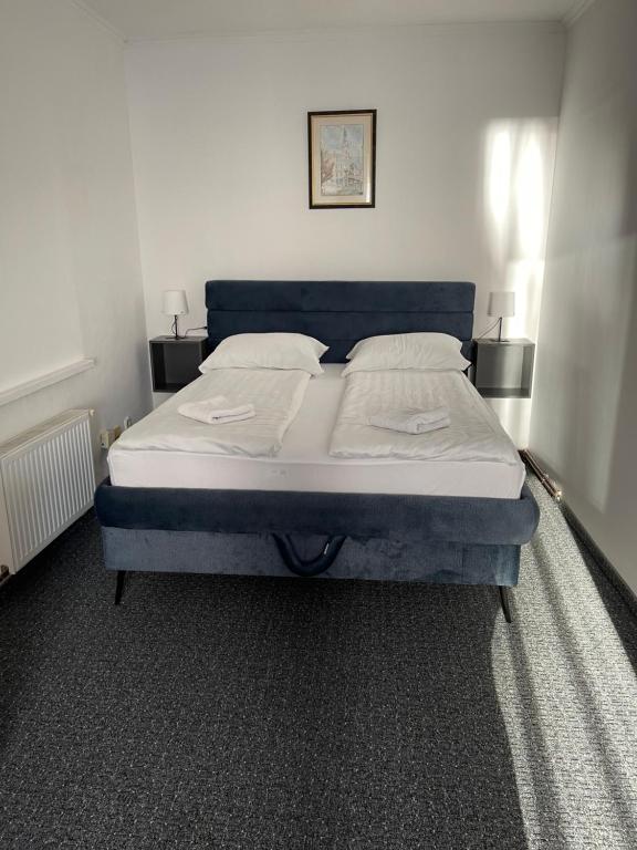 duże łóżko w pokoju z dwoma lampami w obiekcie Hotel Ada - Otoka w Sarajewie