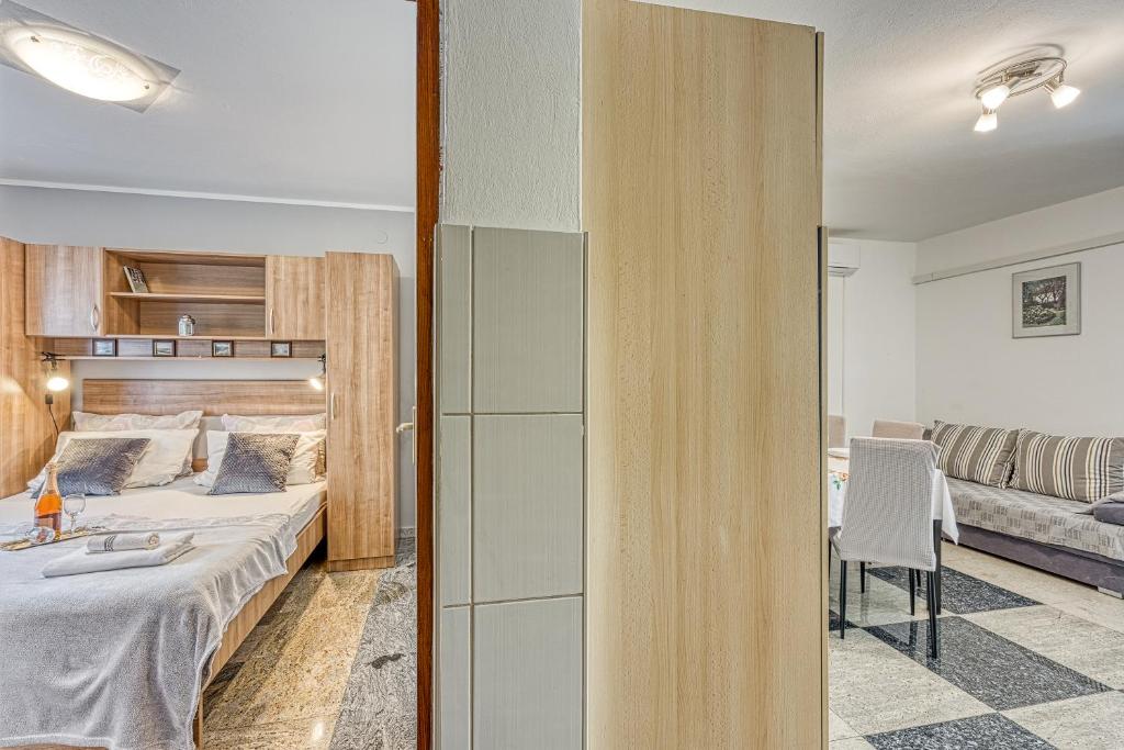 Postel nebo postele na pokoji v ubytování Silver Cherry Apartments