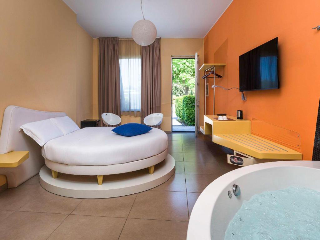 TV a/nebo společenská místnost v ubytování ibis Styles Catania Acireale