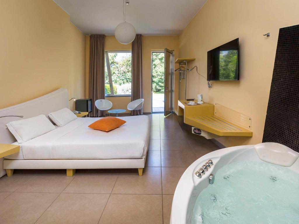 TV a/nebo společenská místnost v ubytování ibis Styles Catania Acireale