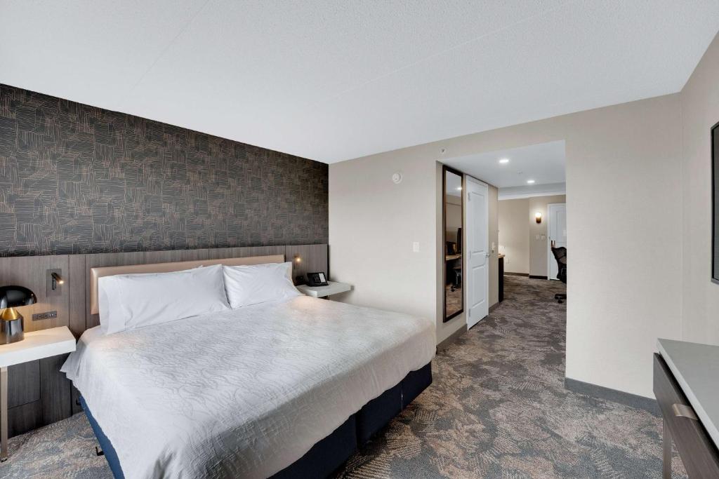 Postel nebo postele na pokoji v ubytování Hilton Garden Inn Toronto/Brampton