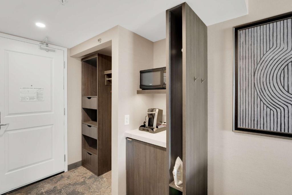 Kuchyň nebo kuchyňský kout v ubytování Hilton Garden Inn Toronto/Brampton