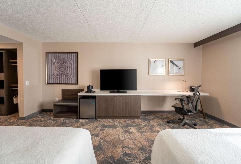TV a/nebo společenská místnost v ubytování Hilton Garden Inn Toronto/Brampton