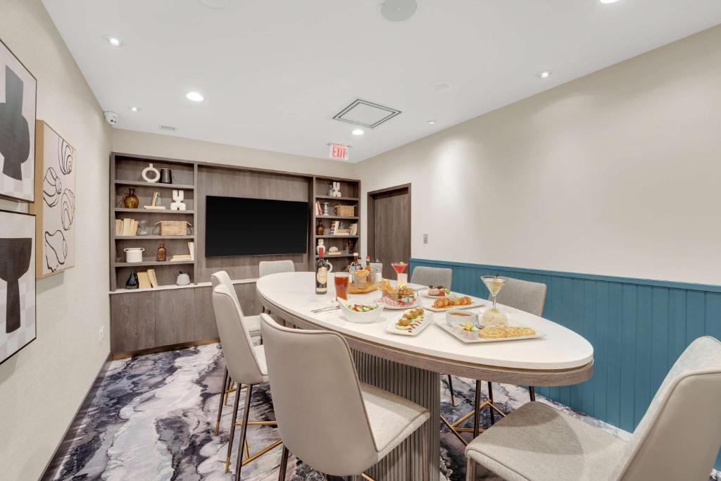 TV a/nebo společenská místnost v ubytování Hilton Garden Inn Toronto/Brampton