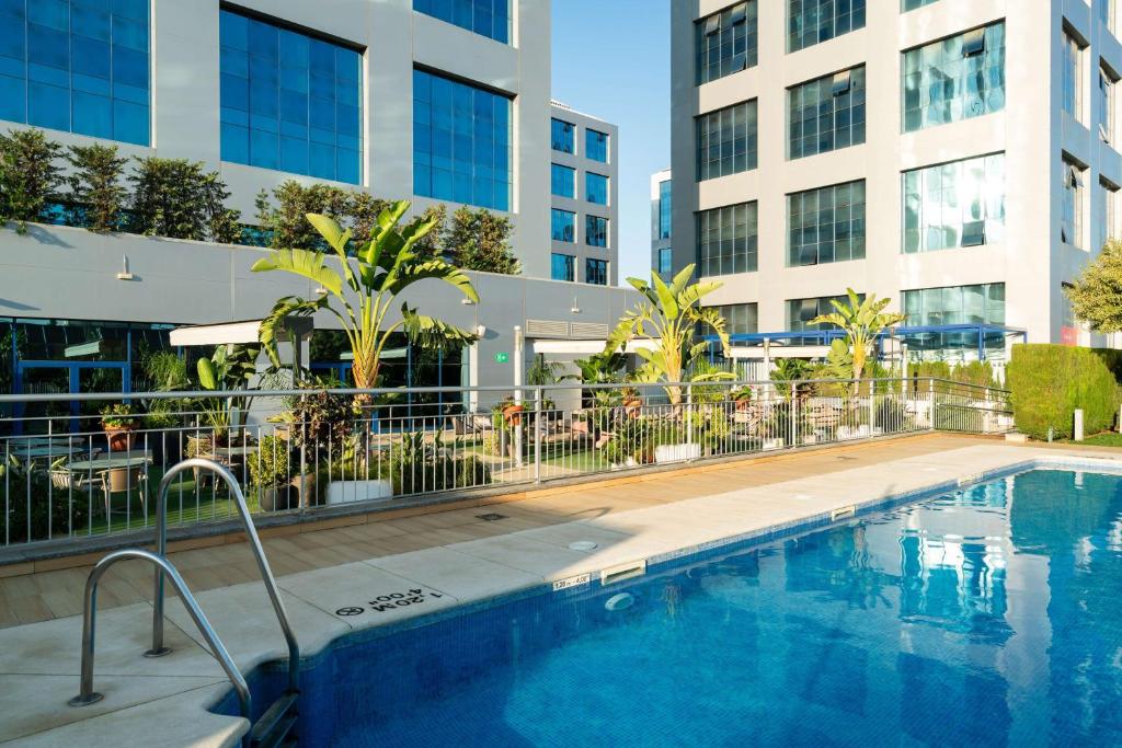 Bazén v ubytovaní Hilton Garden Inn Sevilla alebo v jeho blízkosti