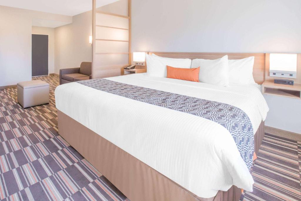 Microtel Inn & Suites by Wyndham Cuauhtemoc Campos Menonitas