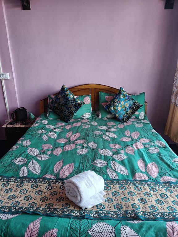 Postel nebo postele na pokoji v ubytování Wonder Hill Parivaar homestay