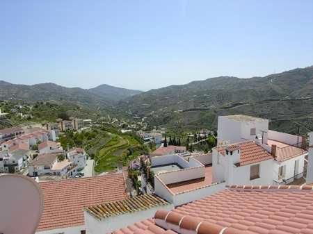 Vistas a una ciudad con montañas en el fondo en Beautifully renovated village house with spectacular views, en Canillas de Albaida