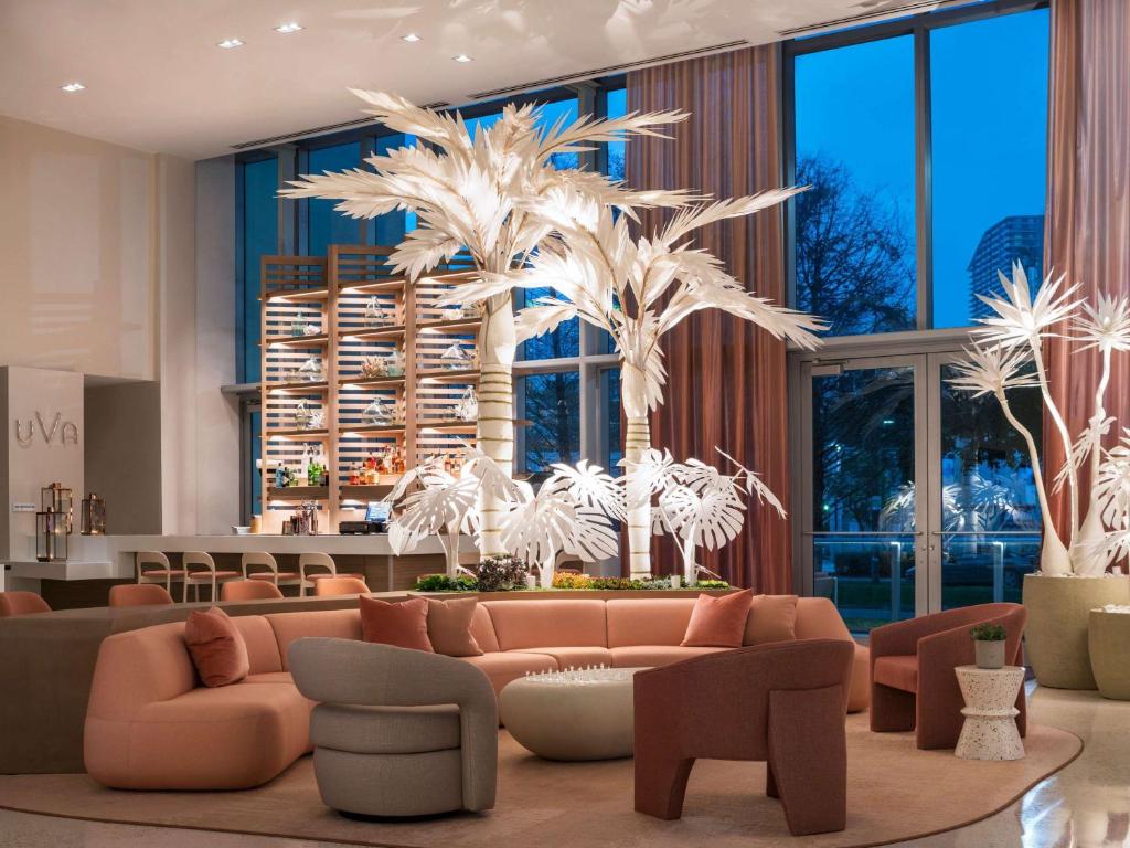 Uma área de estar em Novotel Miami Brickell