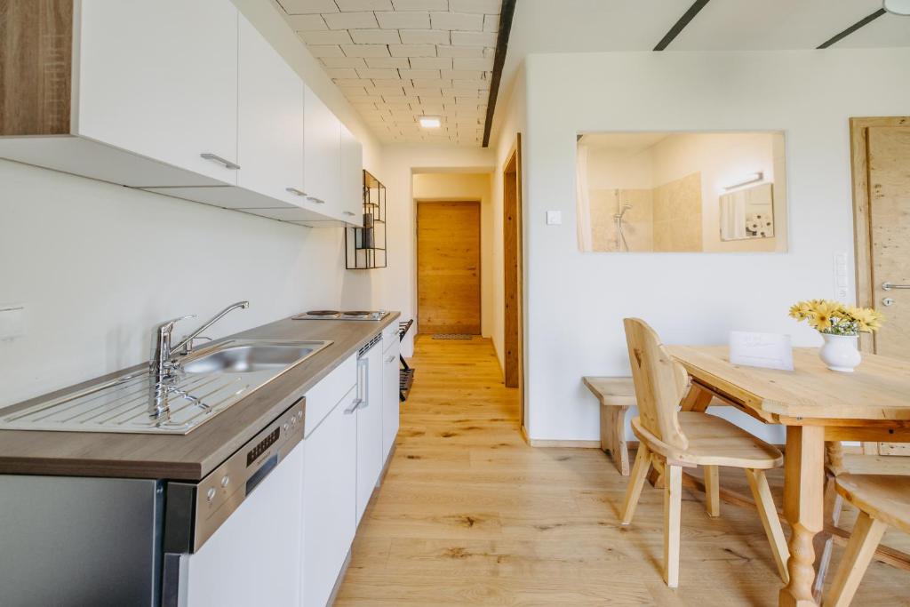 Kuchyň nebo kuchyňský kout v ubytování Käferberghof im Burgenland, Komfortzimmer mit Frühstück, Bed & Breakfast, Urlaub am Bauernhof
