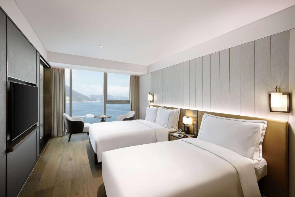 Postel nebo postele na pokoji v ubytování Wyndham Grand Busan