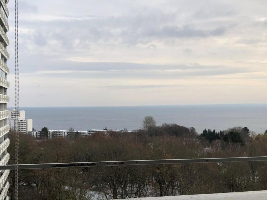 - une vue sur l'océan depuis un bâtiment dans l'établissement Meer Loft, à Sierksdorf