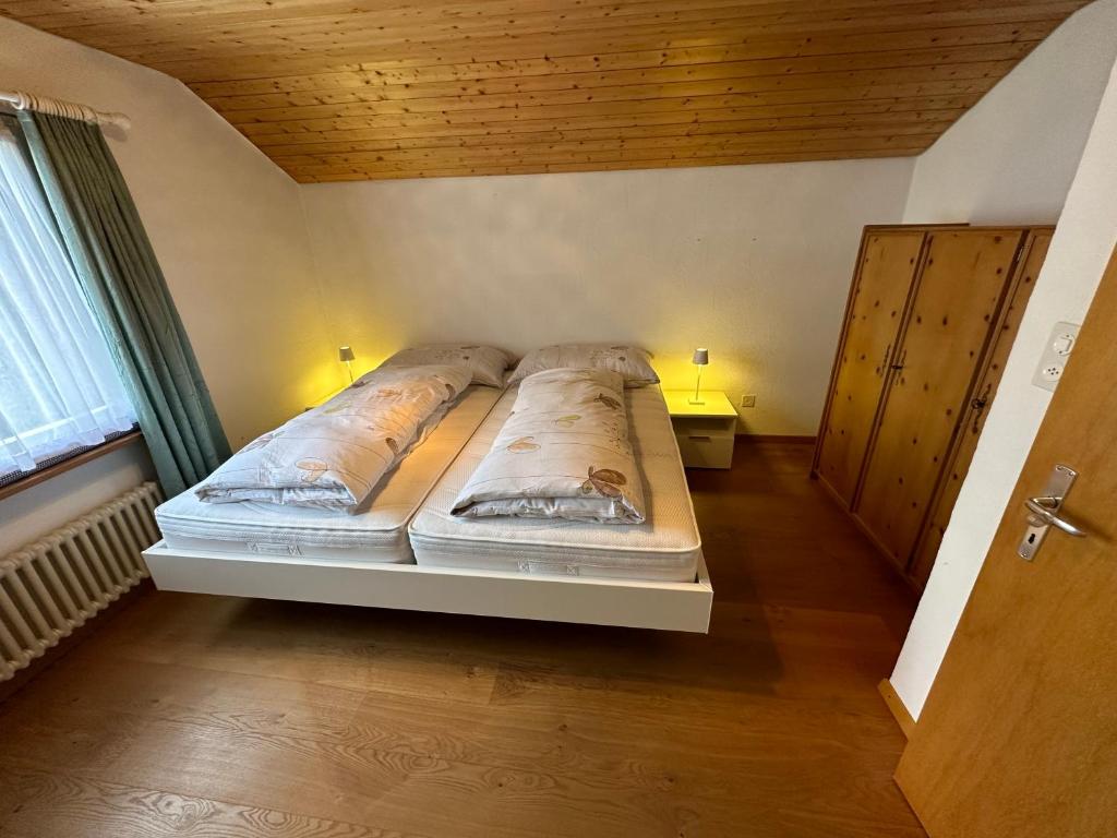 Postel nebo postele na pokoji v ubytování Chesa Talvo, Samedan