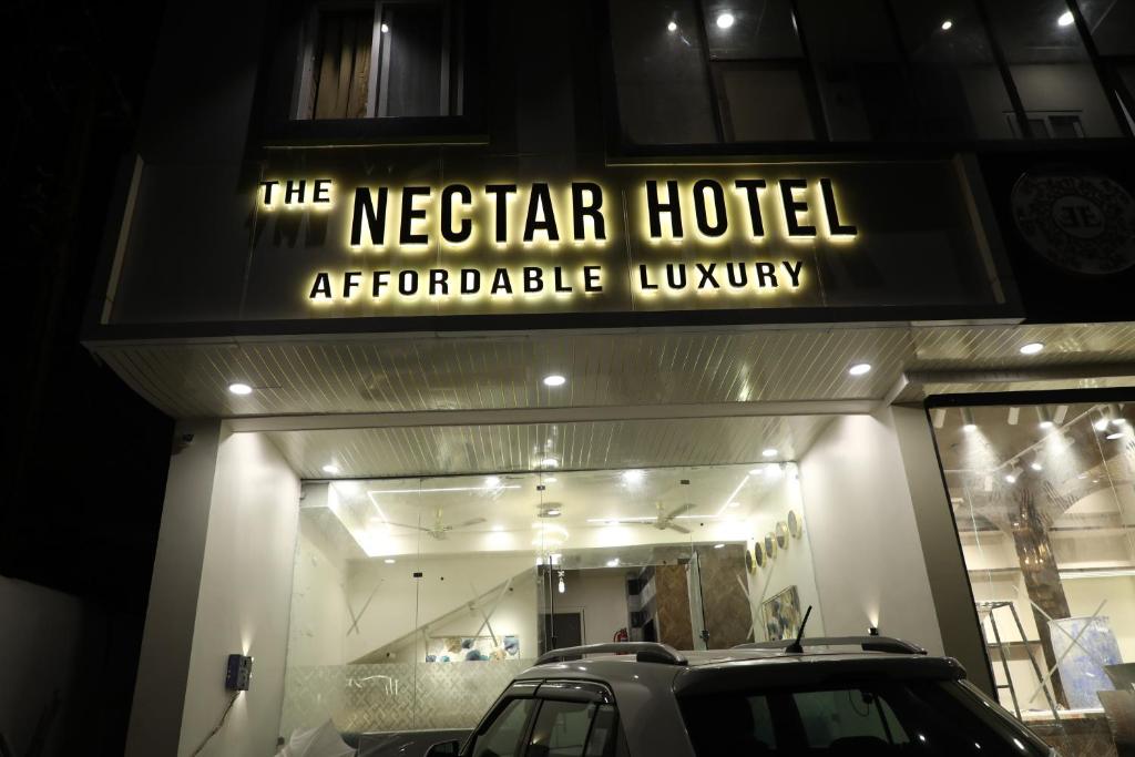 uma loja com um carro estacionado em frente em The Nectar Hotel em Hyderabad