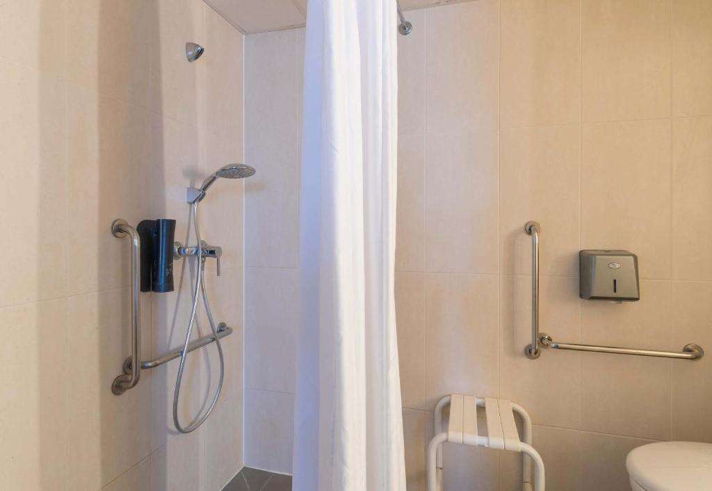 Koupelna v ubytování B&B HOTEL Orléans Ouest La Chapelle-Saint-Mesmin